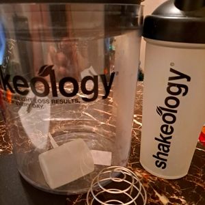 Beachbody shaker and powder storage canister